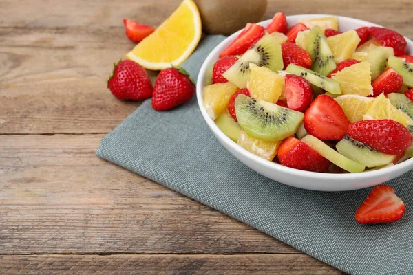 Tahta Masadaki Kasede Taze Meyve Salatası Metin Için Boşluk — Stok fotoğraf