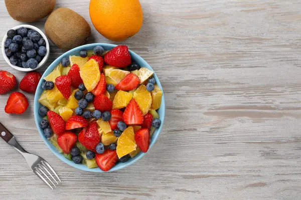 Delicious Fresh Fruit Salad Bowl Served Wooden Table Flat Lay — Stock Photo, Image