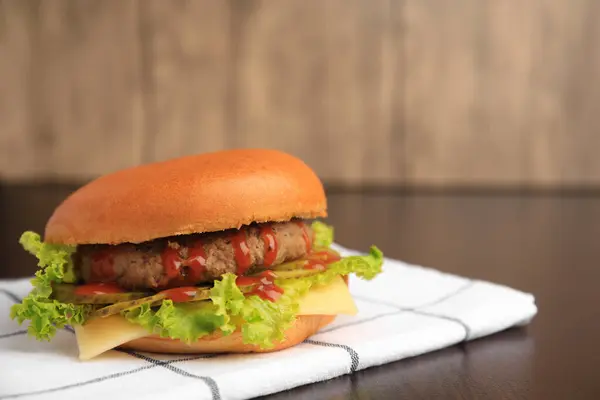 Jeden Smaczny Hamburger Patty Sałata Ser Drewnianym Stole Zbliżenie Miejsce — Zdjęcie stockowe