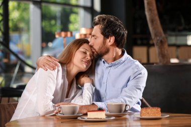 Romantik bir randevu. Güzel bir çift, kafede birlikte vakit geçiriyor.