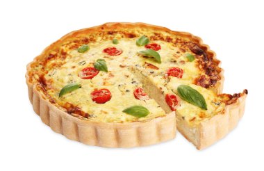 Lezzetli ev yapımı peynirli kiş beyaz üzerine izole edilmiş.