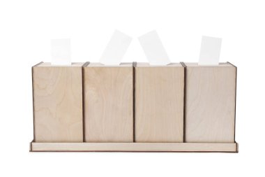 Tahta sandıklar ve oylar beyazlara izole edilmiş.