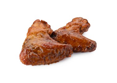 Soya soslu tavuk kanatları beyaza izole edilmiş.