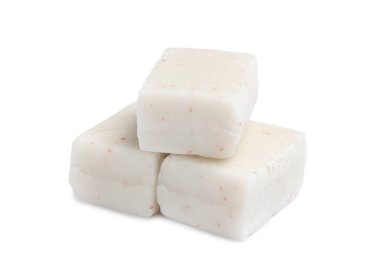 Beyaz üzerine izole edilmiş üç lezzetli balon diş eti.