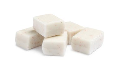 Birçok lezzetli baloncuk diş etleri beyaza izole edilmiş.