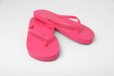 Beyaz arkaplanda pembe parmak arası terlikler