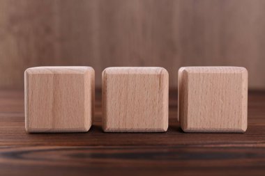 Kısaltmalı küplerin ISO 'su ahşap masada, yakın plan
