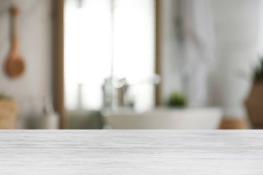 Banyodaki boş tahta masa. Tasarım için boşluk