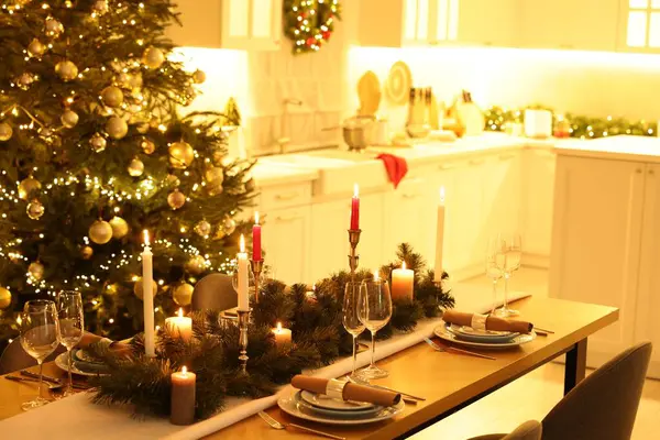 Feestelijke Tafelschikking Mooie Kerstdecor Keuken Interieur Ontwerp — Stockfoto