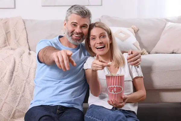 Šťastný Zamilovaný Pár Popcornem Který Tráví Čas Doma Romantické Datum — Stock fotografie