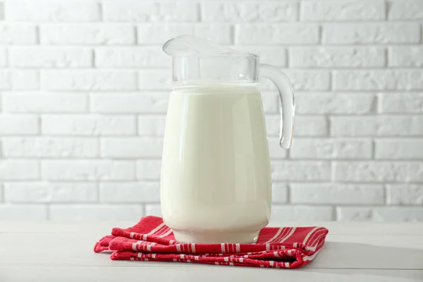 Kande Frisk Mælk Hvidt Træbord - Stock-foto