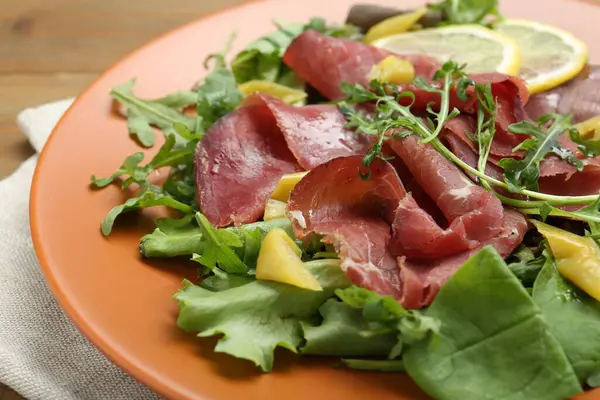 Masada nefis bir Bresaola salatası, yakın çekim manzarası.