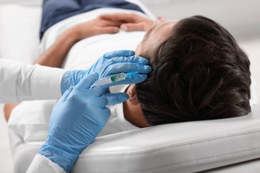 Trikoloğum klinikteki hastaya iğne yapıyor.