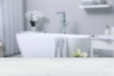 Banyodaki boş tahta masa. Tasarım için boşluk