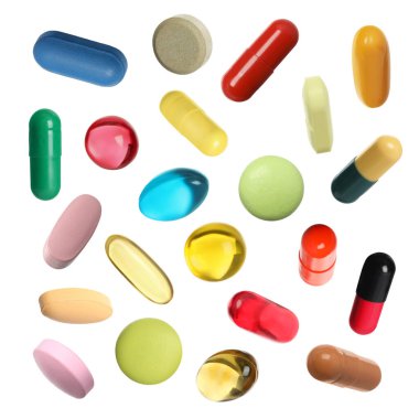 Beyaz ve koleksiyona izole edilmiş farklı form ve renkte pek çok hap