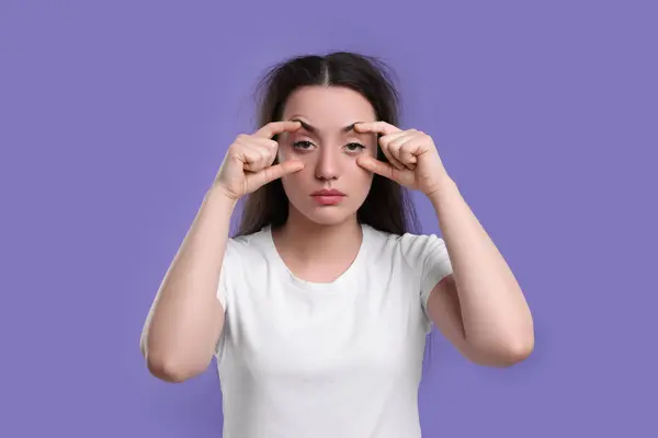 Втомлена Молода Жінка Фіолетовому Тлі Проблема Безсоння — стокове фото