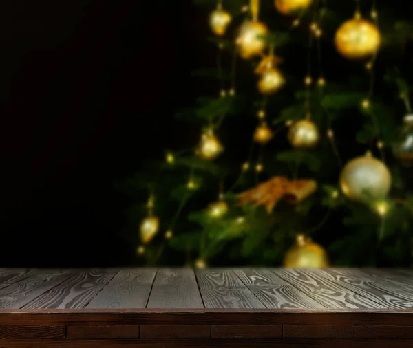 Güzel Dekore Edilmiş Noel Ağacının Yanındaki Ahşap Masa Tasarım Için — Stok fotoğraf