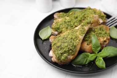 Pesto soslu ve fesleğenli tavuk budu, yakın plan. Metin için boşluk