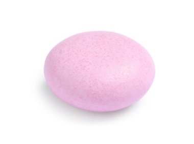 Bir lezzetli pembe sakız beyaza izole edilmiş.