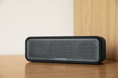 Tahta masada taşınabilir bir bluetooth hoparlör. Ses ekipmanları