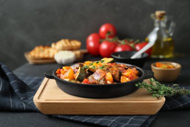 Lezzetli ratatouille tabağı siyah masada.