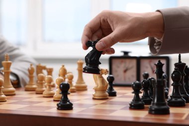 Turnuva sırasında satranç oynayan adam, yakın plan.
