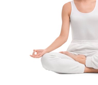 Beyaz arka planda yoga yapan bir kadın, yakın plan. Lotus pozu