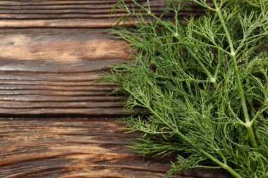 Taze yeşil dereotu ve ahşap masaya su damlaları, yakın plan. Metin için boşluk