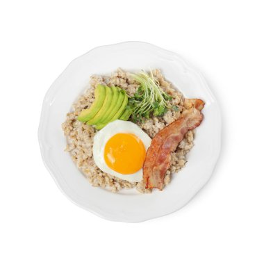 Yağda yumurta, avokado ve domuz pastırması ile kaynamış yulaf ezmesi.