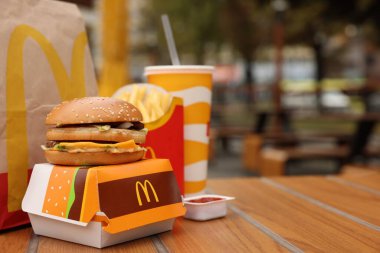 Lviv, Ukrayna - 9 Ekim 2023: Tahta masa üzerinde McDonald 's menüsü, metin için yer