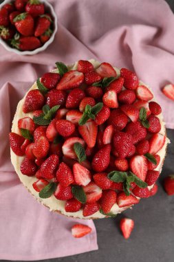 Taze çilek ve nane aromalı lezzetli bir pasta.