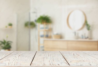 Banyodaki boş tahta masa. Tasarım için boşluk