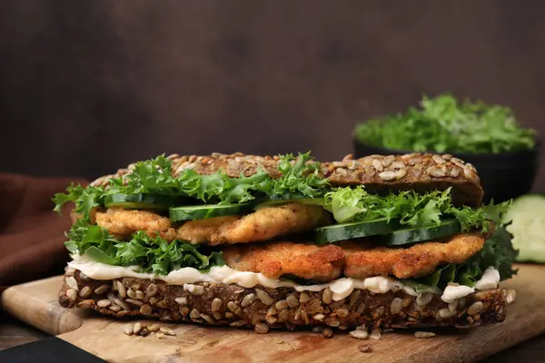 Läcker Smörgås Med Schnitzel Träbord Närbild — Stockfoto