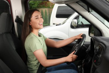 Radyo dinliyordum. Arabadaki müzikten hoşlanan güzel kadın