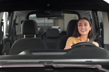 Radyo dinliyordum. Arabadaki müzikten hoşlanan güzel bir kadın, ön camdan manzaralı.