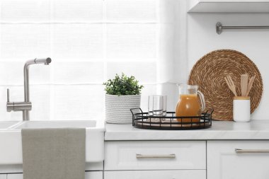 Mutfaktaki tezgahın üstünde çok güzel saksı bitkisi var. Ev dekoru