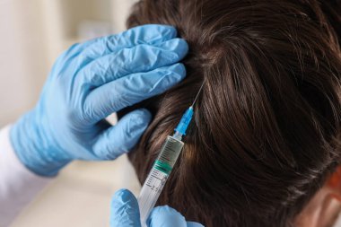 Trikoloğum klinikteki hastaya iğne yapıyor.