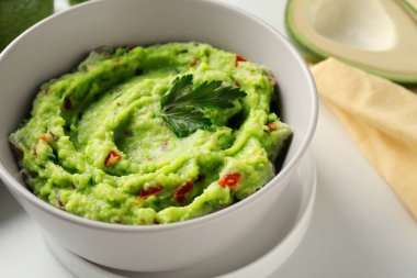 Beyaz masada maydanozlu guacamole, yakın plan.