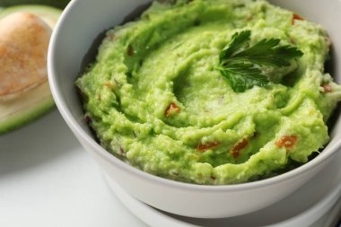 Beyaz masada maydanozlu guacamole, yakın plan.