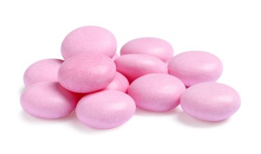 Lezzetli pembe baloncuk diş etleri beyaza izole edilmiş.