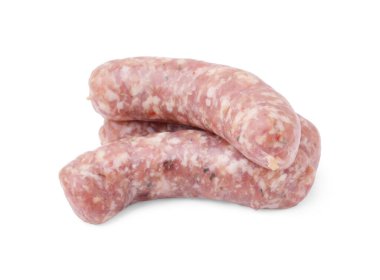 Taze çiğ ev yapımı sosisler beyaz üzerine izole edilmiş.