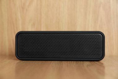 Tahta masada siyah portatif bir bluetooth hoparlör. Ses ekipmanları