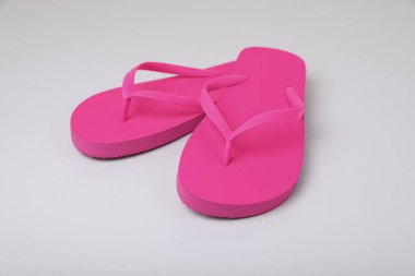 Beyaz arkaplanda pembe parmak arası terlikler