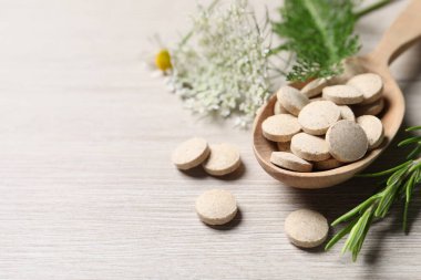 Haplar ve şifalı otlar ahşap masada, yazı için yeri olan yakın plan. Beslenme takviyeleri