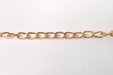 Beyaz arka planda bir metal zincir, üst manzara. Lüks mücevherler.