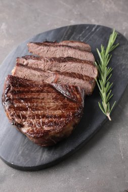 Gri desenli masada biberiyeli leziz kızarmış et.