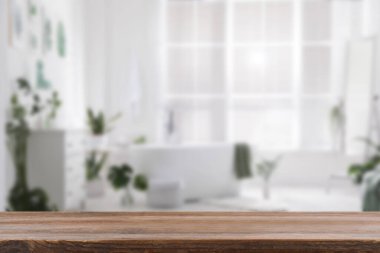 Banyodaki boş tahta masa. Tasarım için boşluk