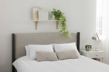 Şık bir yatak odası. Geniş konforlu yatak odası ve komodinli.