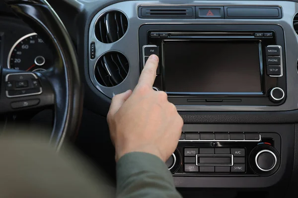 选择最喜欢的收音机 男子按下车载音频按钮 — 图库照片