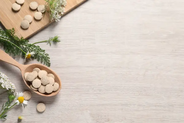 Haplar, şifalı otlar ve çiçekler ahşap masada, düzlük ve yazı için yer vardı. Beslenme takviyeleri